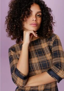 Aniston SELECTED Geruite Jurk Met Tapes Aan De Mouwen En Langs De Zijnaden - Nieuwe Collectie -TrendyTijd Verkoop aniston selected geruite jurk met tapes aan de mouwen en langs de zijnaden nieuwe collectie bruin 2