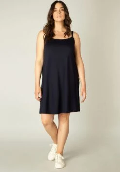 Base Level Curvy Jurk In Overgooiermodel Alissa Verstelbare Bandjes -TrendyTijd Verkoop base level curvy jurk in overgooiermodel alissa verstelbare bandjes blauw 4