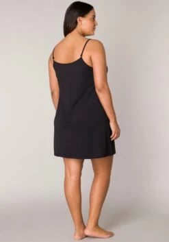 Base Level Curvy Jurk In Overgooiermodel Yanira In Een Zachte, Soepele Kwaliteit 22 Base Level Curvy Jurk In Overgooiermodel Yanira In Een Zachte, Soepele Kwaliteit -TrendyTijd Verkoop base level curvy jurk in overgooiermodel yanira in een zachte soepele kwaliteit zwart 1