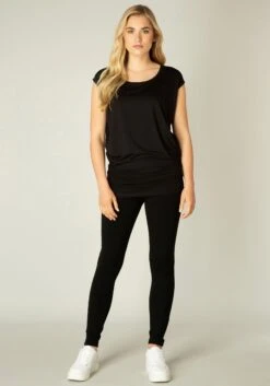 Base Level Curvy Jurk In Overgooiermodel Alissa Verstelbare Bandjes -TrendyTijd Verkoop base level tuniekshirt yelitza wijd model met aansluitende heupen zwart 1