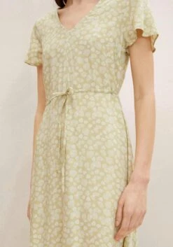 Tom Tailor Gedessineerde Jurk Met Een V-hals En Bindceintuur In De Taille -TrendyTijd Verkoop tom tailor gedessineerde jurk met een v hals en bindceintuur in de taille groen 2