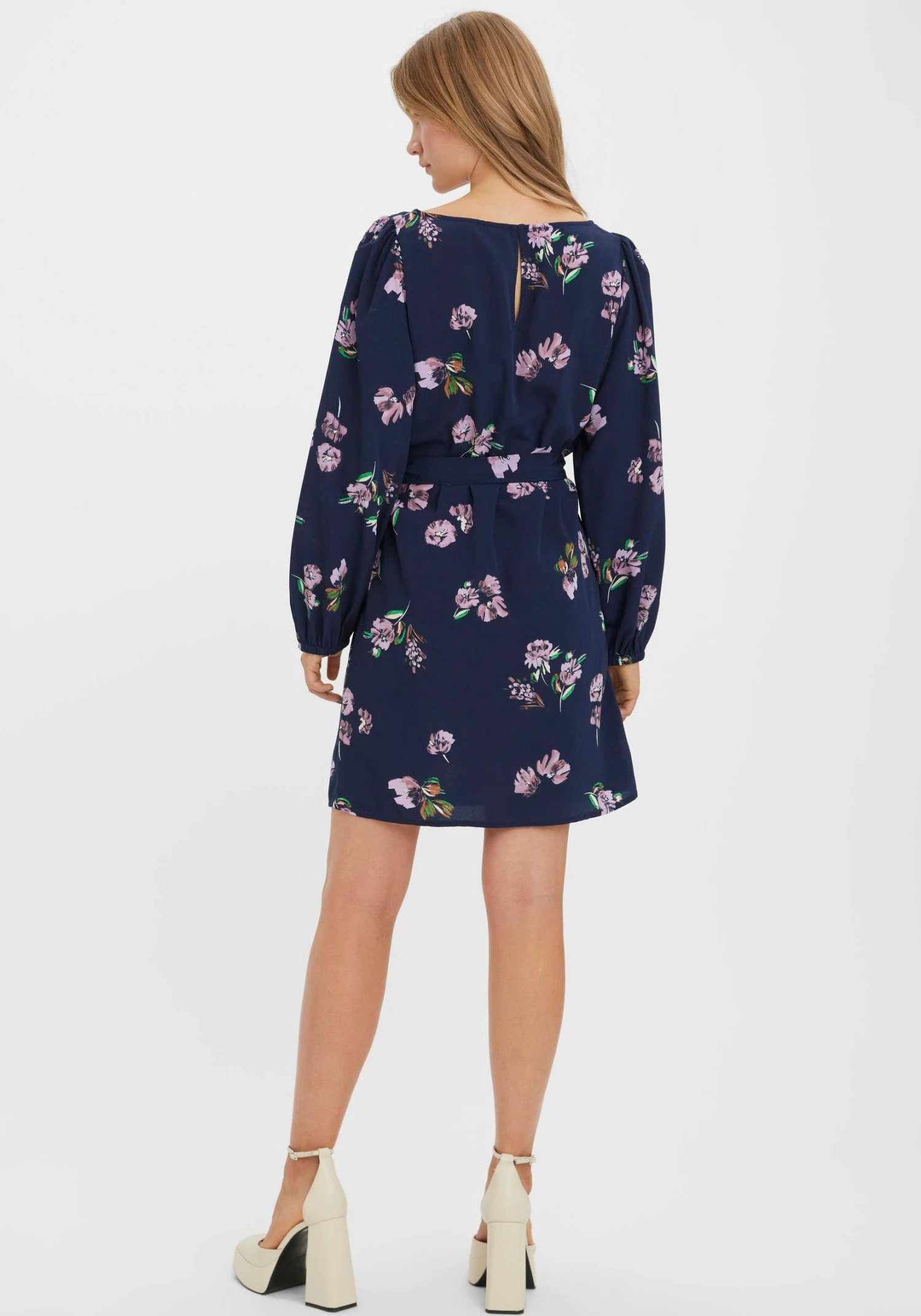 Vero Moda Gedessineerde Jurk VMLYDIA LS SHORT DRESS WVN 4 Vero Moda Gedessineerde Jurk VMLYDIA LS SHORT DRESS WVN - Afbeelding 2